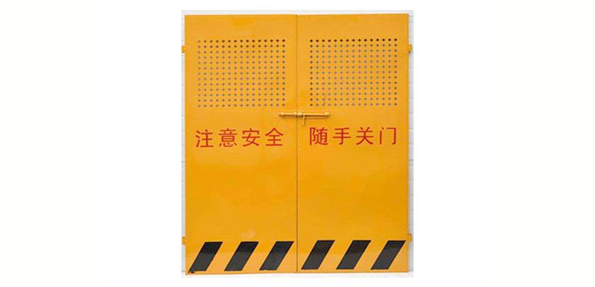 為什么施工電梯防護門是黃色的？